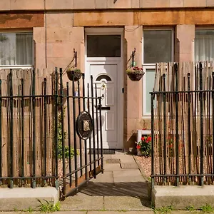 https://stylish-central-flat-in-edinburgh-with-private-garden.edinburghhotelsuk.org